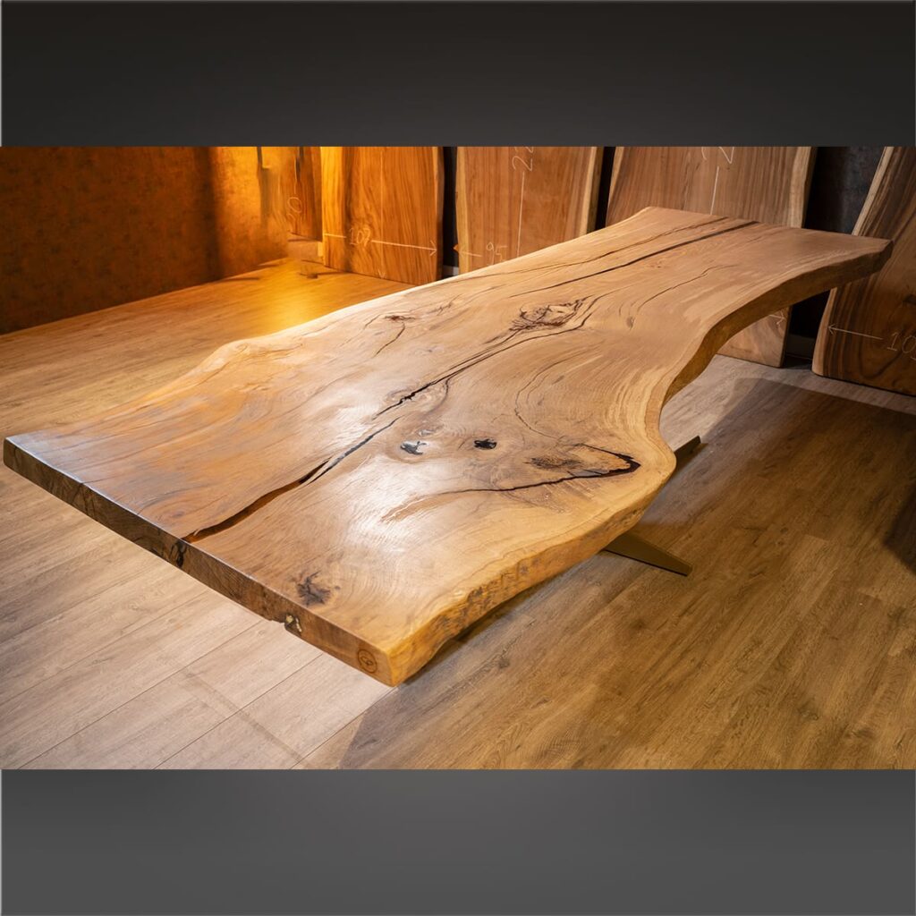 Eiken / Epoxy kunststuk van 308cm breed