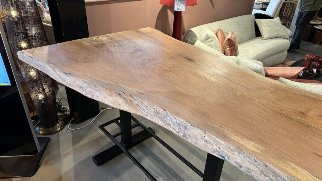 Zo onderhoud je een massief houten tafel zodat hij generaties meegaat