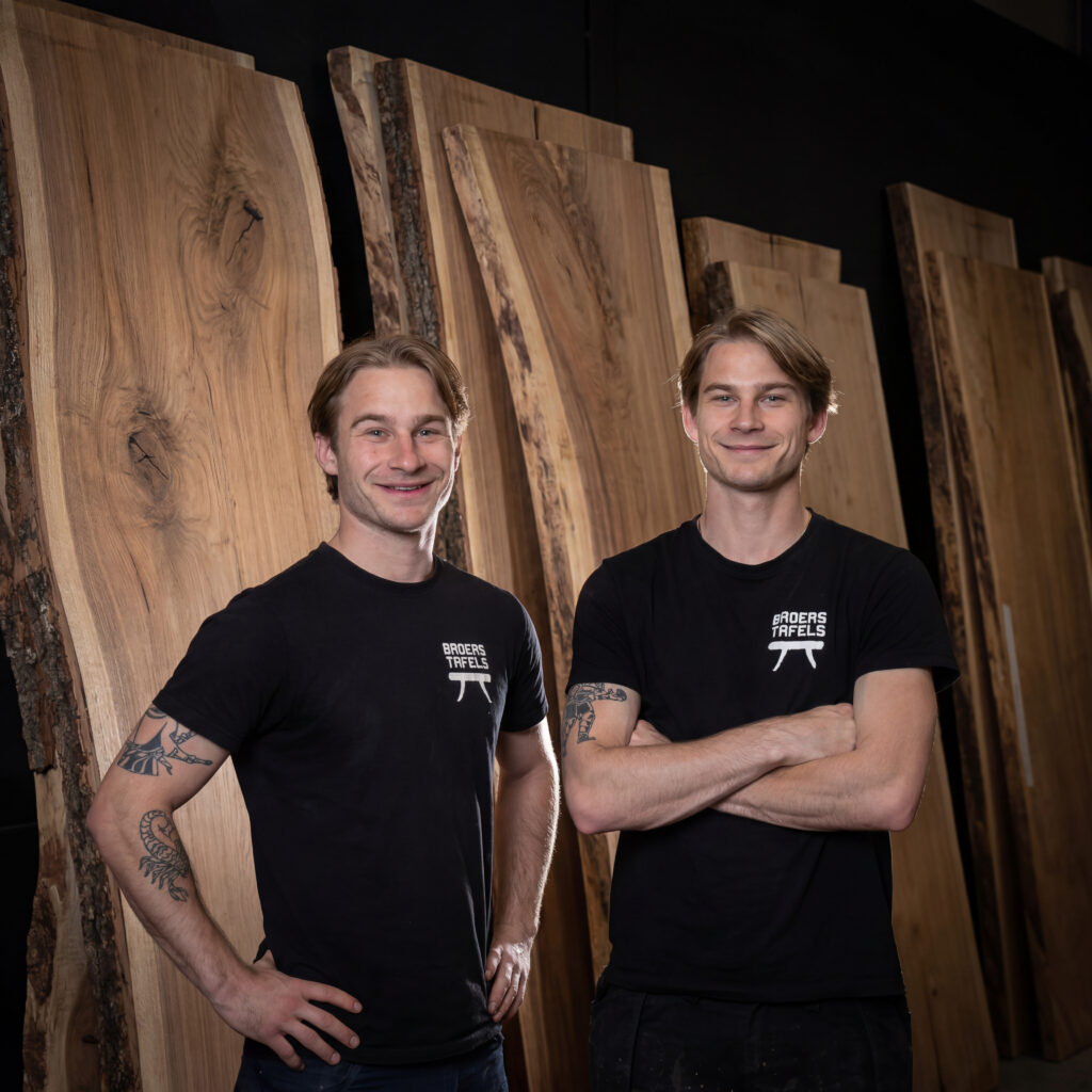 Job en Gijs aan het werk in de werkplaats